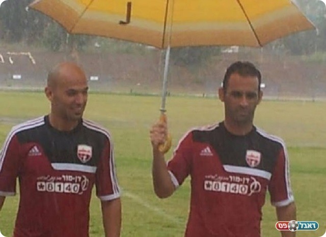 שניים יחד תחת מטריה אחת. פיבך (מימין) ובן לולו (אלבום פרטי)